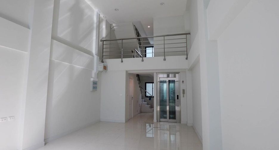 For sale 4 bed office in Suan Luang, Bangkok