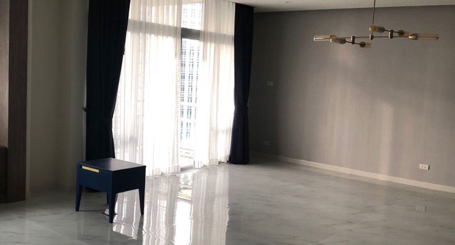 For rent 3 bedrooms condo in Pathum Wan, Bangkok