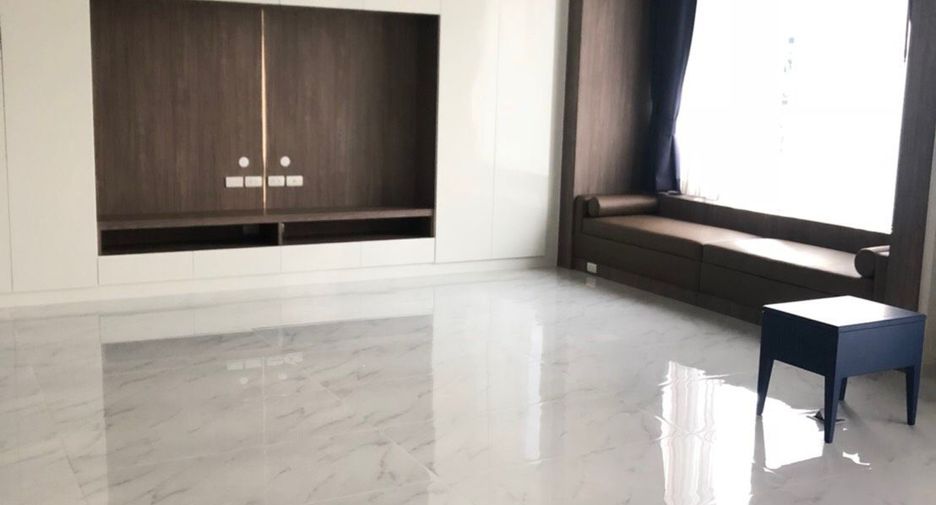 For rent 3 bedrooms condo in Pathum Wan, Bangkok