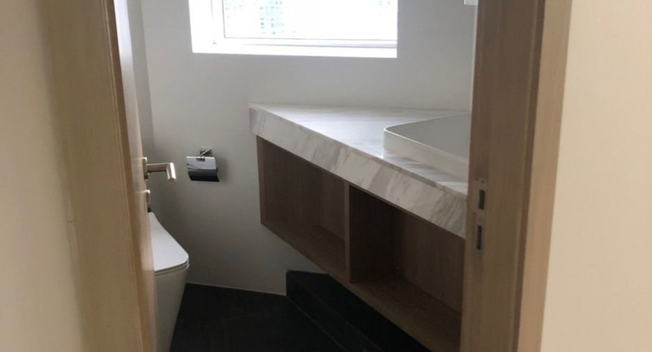 For rent 3 bedrooms condo in Pathum Wan, Bangkok