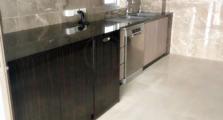 For rent 3 bedrooms condo in Pathum Wan, Bangkok