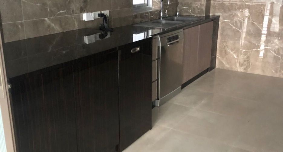 For rent 3 bedrooms condo in Pathum Wan, Bangkok