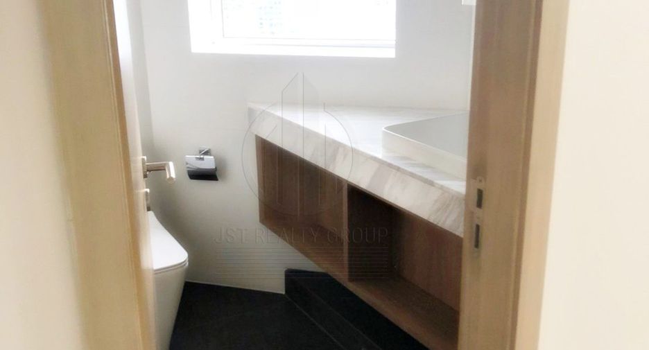For rent 3 bedrooms condo in Pathum Wan, Bangkok