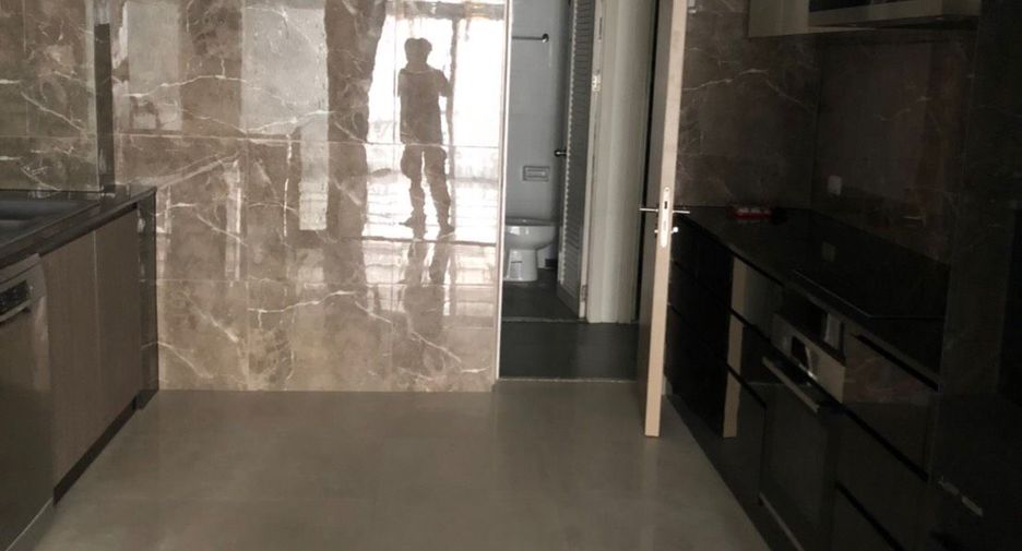 For rent 3 bedrooms condo in Pathum Wan, Bangkok