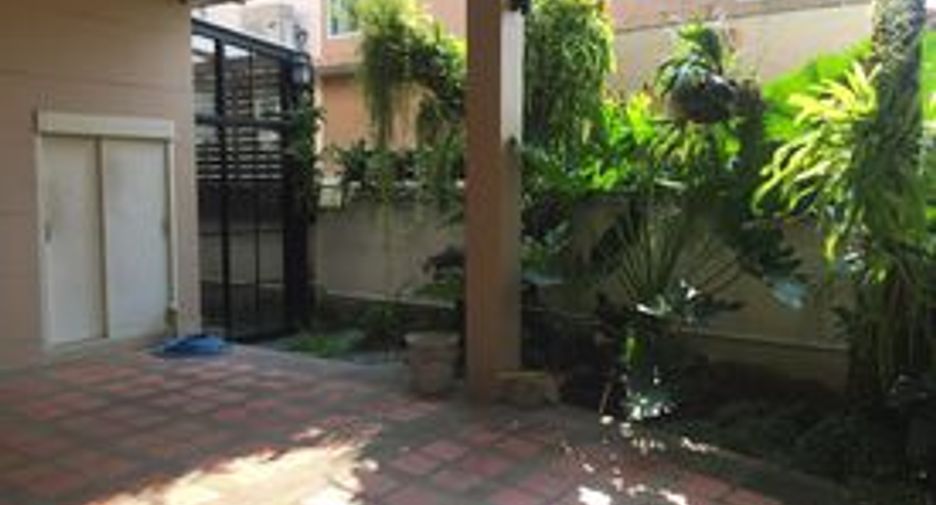 Casa en alquiler de 3 habitaciones en Mueang Samut Prakan, Samut Prakan