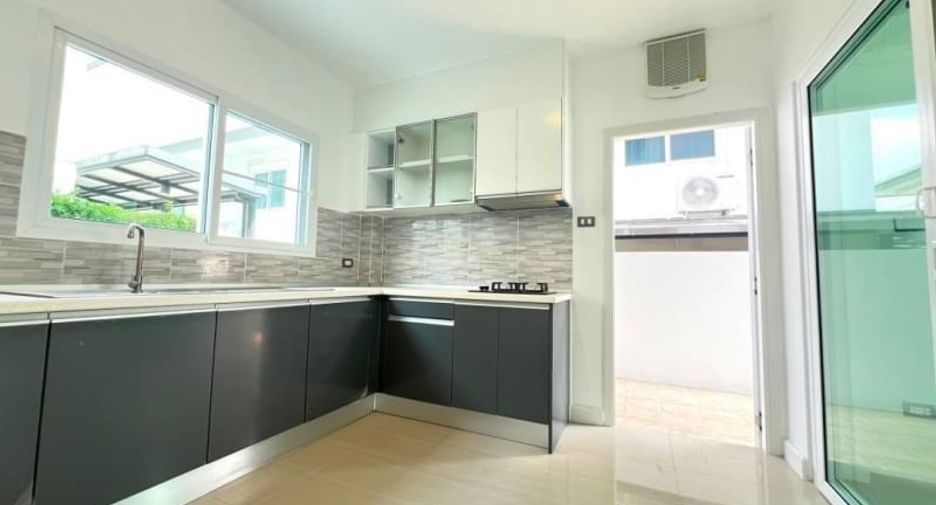 For sale 3 bedrooms house in Si Racha, Chonburi