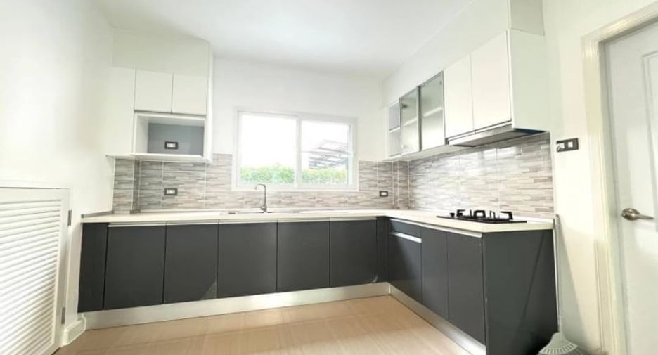 For sale 3 bedrooms house in Si Racha, Chonburi