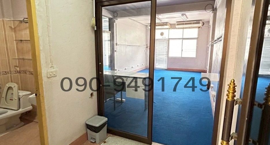 For rent 3 bedrooms retail Space in Bang Kho Laem, Bangkok