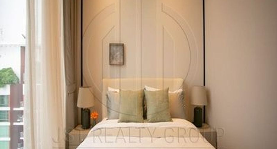 For rent 3 bedrooms condo in Yan Nawa, Bangkok