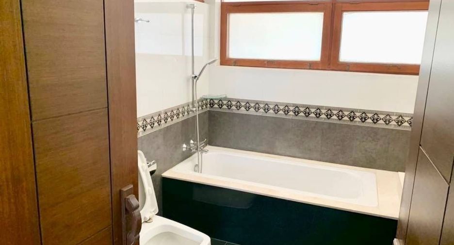 For rent 4 bedrooms house in Khlong Toei, Bangkok