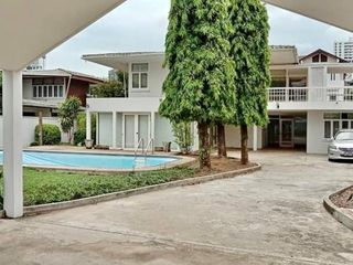 For rent 4 bedrooms house in Khlong Toei, Bangkok