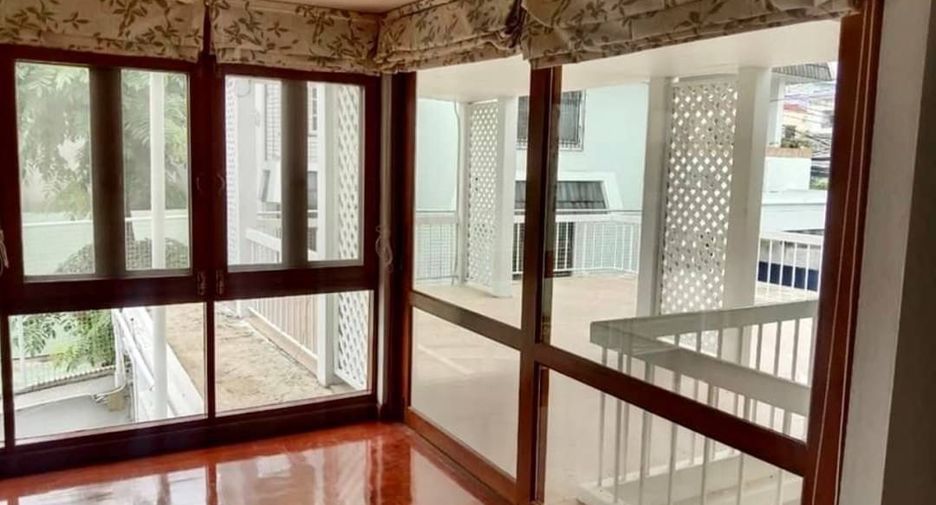 For rent 4 bedrooms house in Khlong Toei, Bangkok