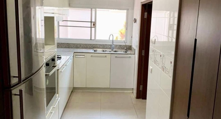 For rent 4 bedrooms house in Khlong Toei, Bangkok