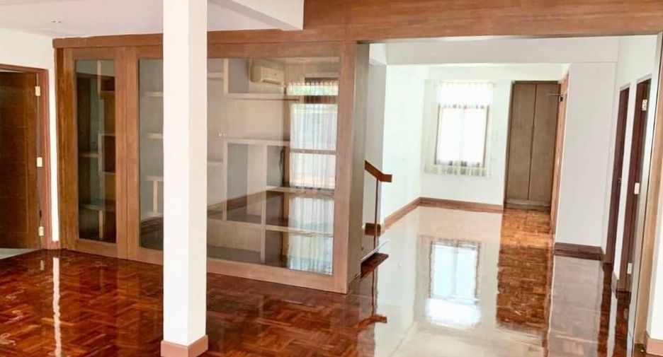 For rent 4 bedrooms house in Khlong Toei, Bangkok
