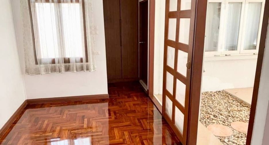 For rent 4 bedrooms house in Khlong Toei, Bangkok