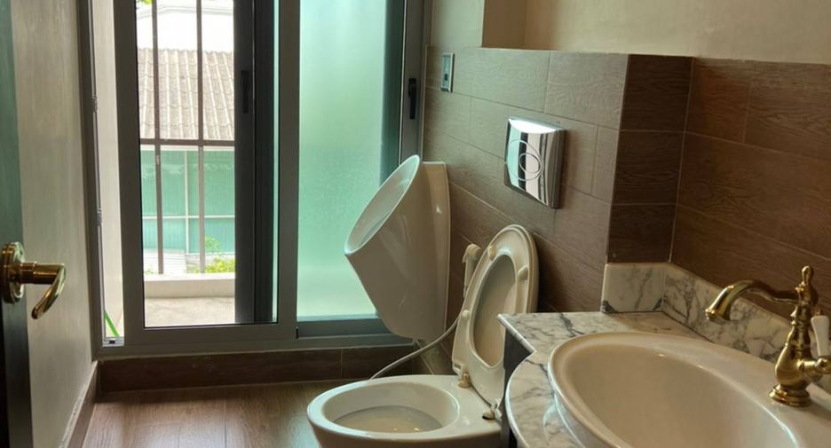 For rent 4 bedrooms office in Watthana, Bangkok