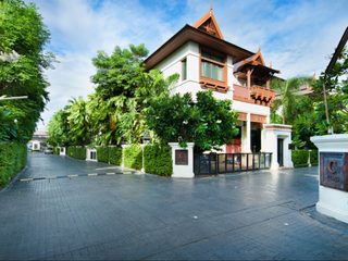 À louer 4 chambres maison à Yan Nawa, Bangkok