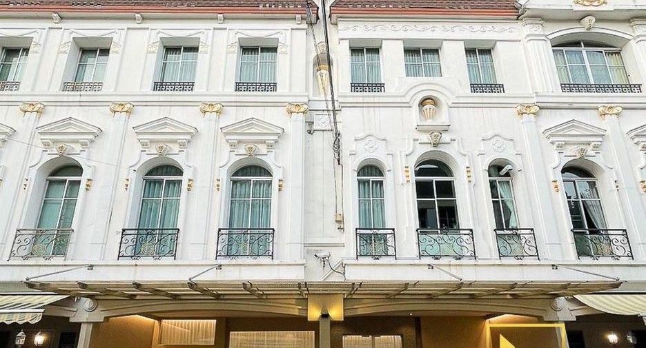 For rent 4 bedrooms townhouse in Yan Nawa, Bangkok
