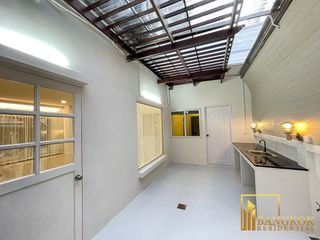 For rent 4 bedrooms townhouse in Yan Nawa, Bangkok
