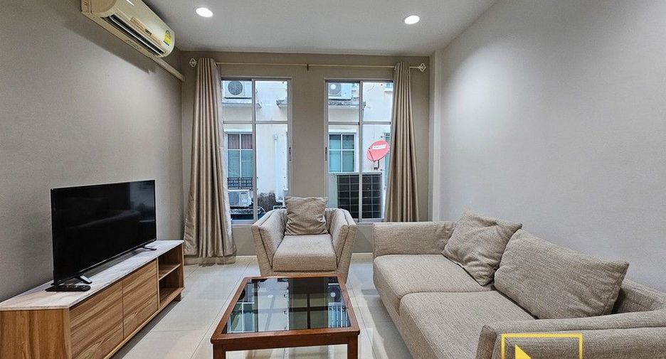 For rent 4 bedrooms townhouse in Yan Nawa, Bangkok