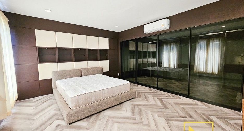 For rent 4 bedrooms townhouse in Yan Nawa, Bangkok