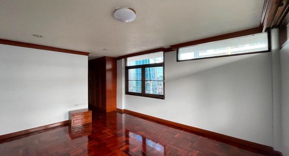 For rent 3 bedrooms apartment in Phaya Thai, Bangkok