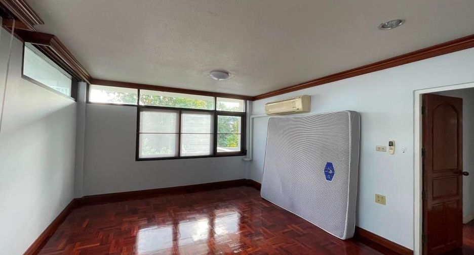 For rent 3 bedrooms apartment in Phaya Thai, Bangkok