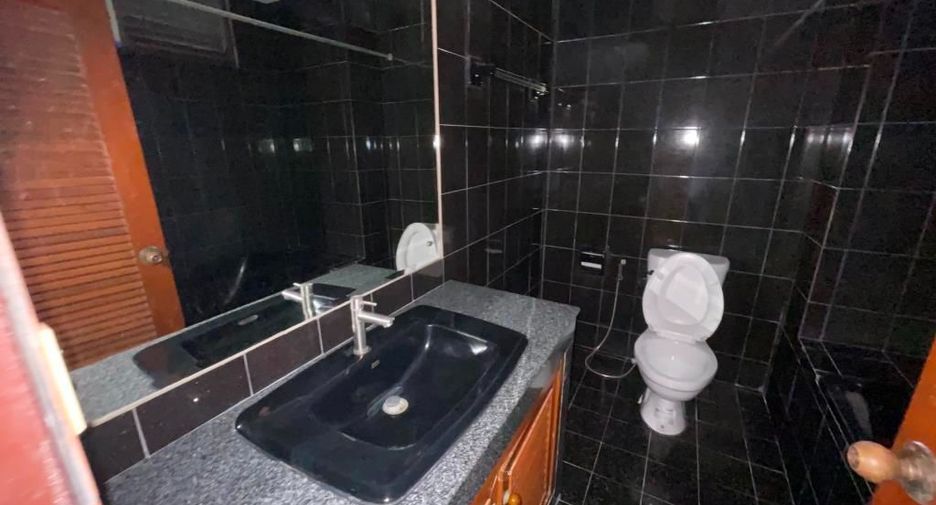 For rent 3 bedrooms apartment in Phaya Thai, Bangkok