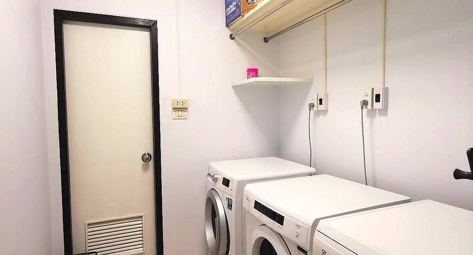 For rent 3 bedrooms condo in Khlong Toei, Bangkok