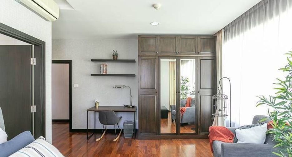 For rent 3 bedrooms condo in Khlong Toei, Bangkok