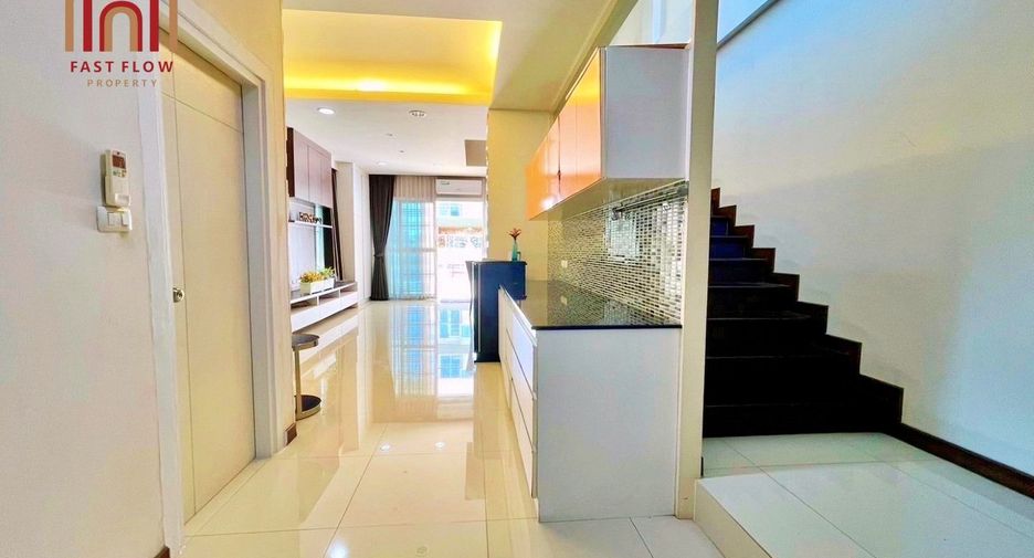 For rent and for sale 4 bed townhouse in Saphan Sung, Bangkok