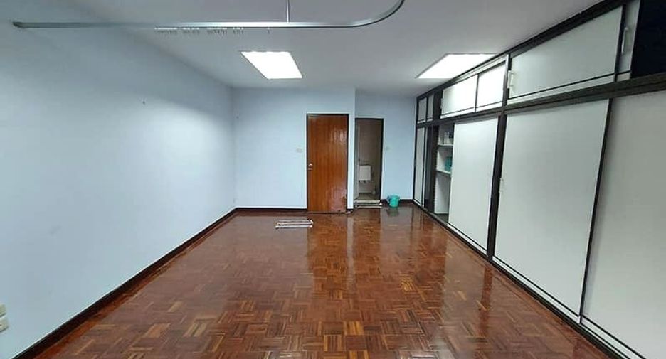 For rent 4 Beds retail Space in Phra Khanong, Bangkok