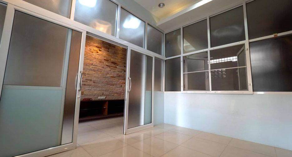 For rent 4 bed retail Space in Phra Khanong, Bangkok