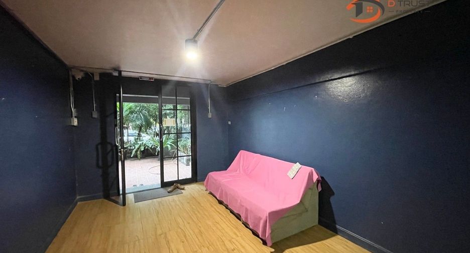 For rent 7 Beds townhouse in Sathon, Bangkok