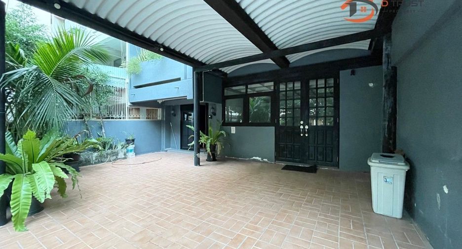 For rent 7 bed townhouse in Sathon, Bangkok