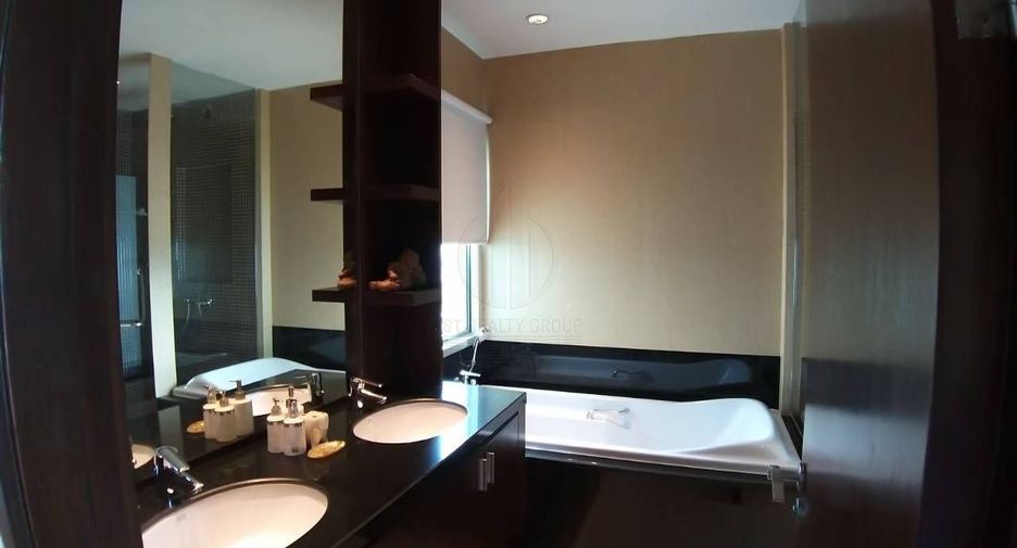 For rent 3 bedrooms condo in Pathum Wan, Bangkok