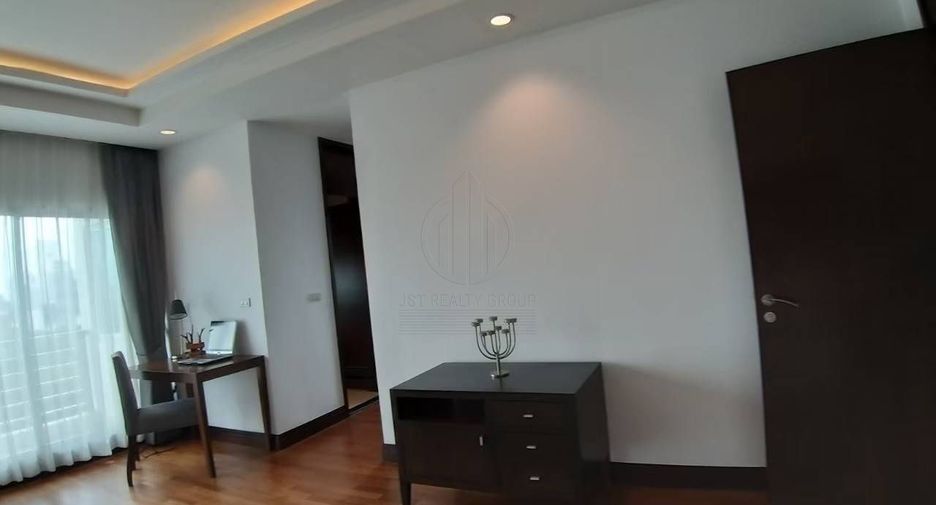 For rent 3 bedrooms condo in Pathum Wan, Bangkok