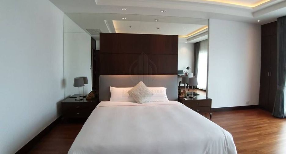 For rent 3 bedrooms condo in Pathum Wan, Bangkok