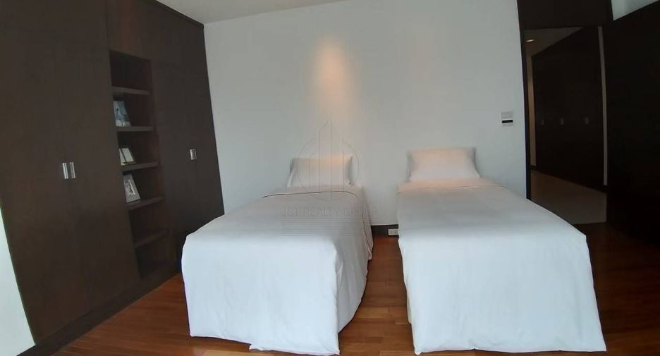For rent 3 bedrooms condo in Pathum Wan, Bangkok