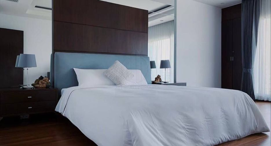 For rent 3 bedrooms condo in Pathum Wan, Bangkok