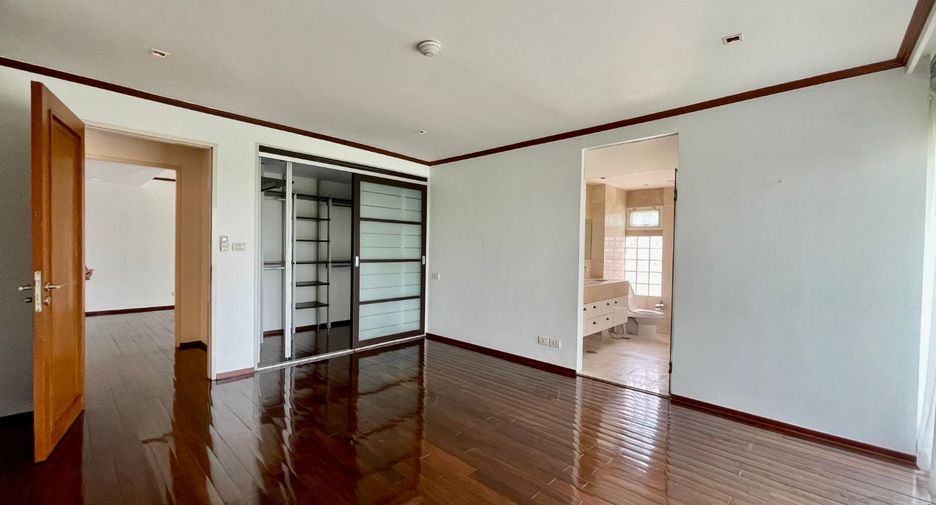 For rent 3 bedrooms condo in Khlong Toei, Bangkok