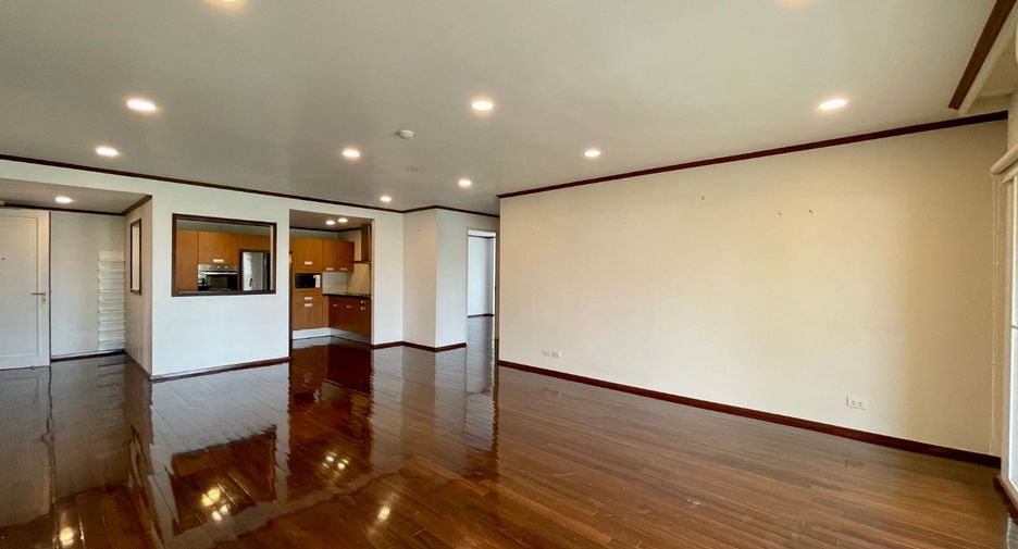 For rent 3 bedrooms condo in Khlong Toei, Bangkok