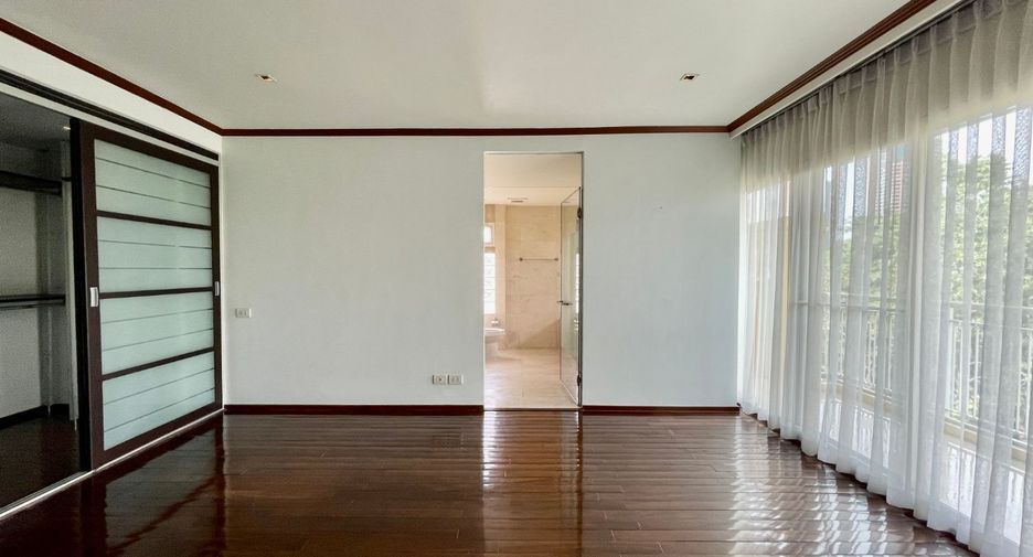 For rent 3 bedrooms condo in Khlong Toei, Bangkok