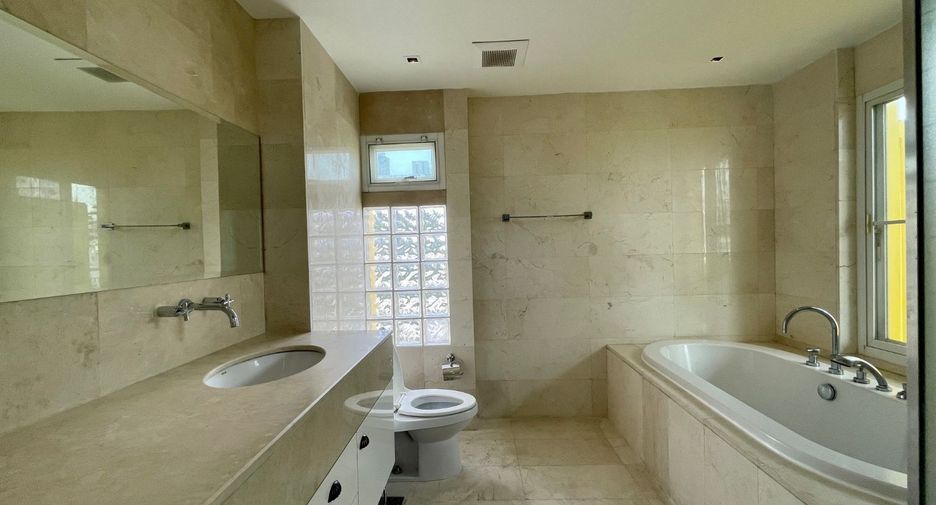 For rent 3 bedrooms condo in Khlong Toei, Bangkok
