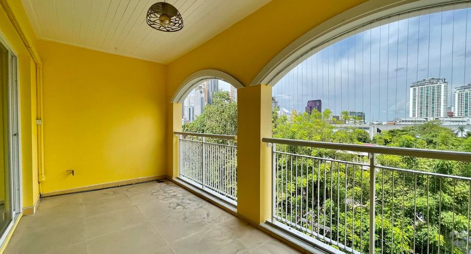 For rent 3 bedrooms condo in Khlong Toei, Bangkok