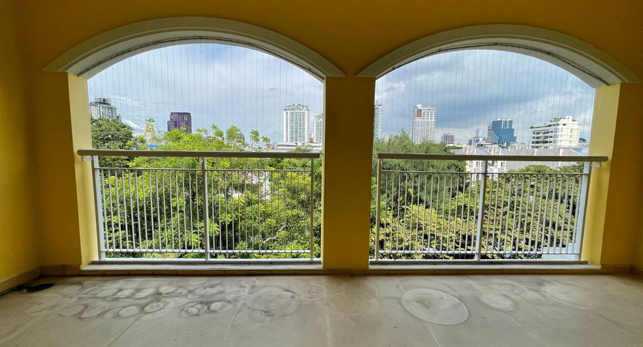 For rent 3 bedrooms condo in Khlong Toei, Bangkok