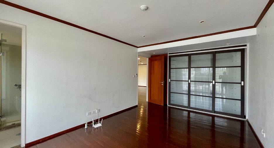 For rent 3 bedrooms condo in Khlong Toei, Bangkok