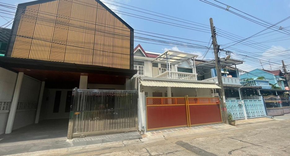 For rent 4 bed townhouse in Wang Thonglang, Bangkok
