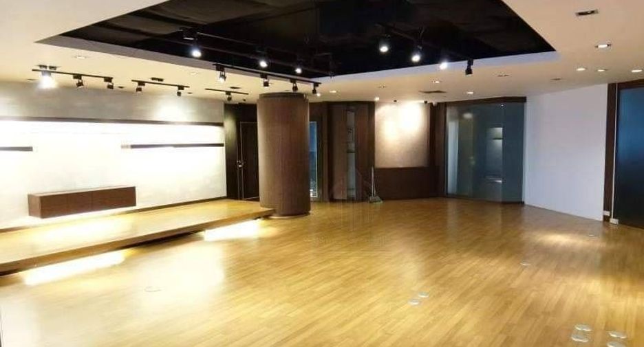 For rent 4 bedrooms office in Khlong Toei, Bangkok