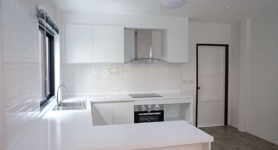 For sale 3 bedrooms townhouse in Phaya Thai, Bangkok